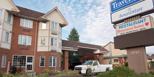 One-Night Stay Package with Travelodge Bonaventure in Niagara Falls One-Night Stay Package with Travelodge Bonaventure in Niagara Falls