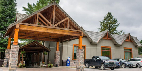 Hidden Valley Resort: 1-Night Stay with Wine, Macaroons & Spa Credit in Muskoka