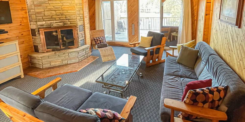 Ahmic Lake Resort: Lakefront Stay with Dining Credit & Activities