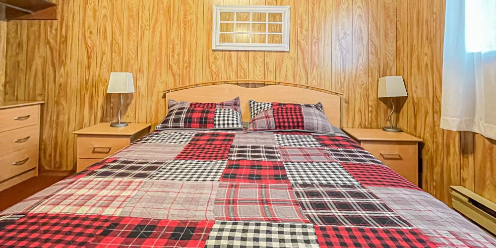 Ahmic Lake Resort: Lakefront Stay with Dining Credit & Activities