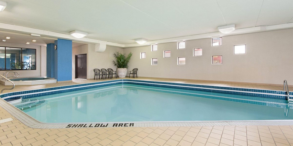 The Days Inn Near The Falls: 1-Night Stay in Niagara Falls with Dining & Entertainment