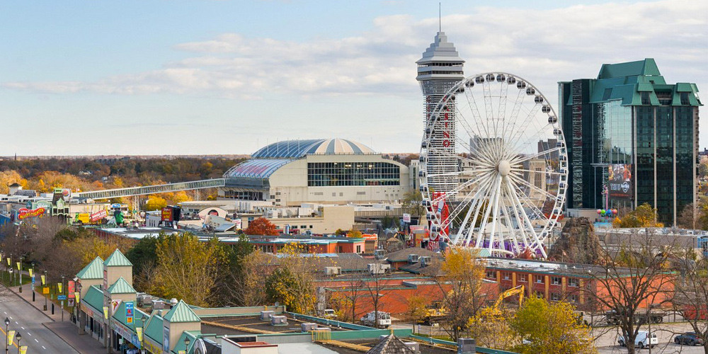 FLASH SALE! The Days Inn Near The Falls: 1-Night Stay in Niagara Falls with Dining & Entertainment