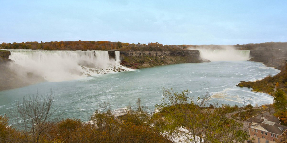 FLASH SALE! The Days Inn Near The Falls: 1-Night Stay in Niagara Falls with Dining & Entertainment